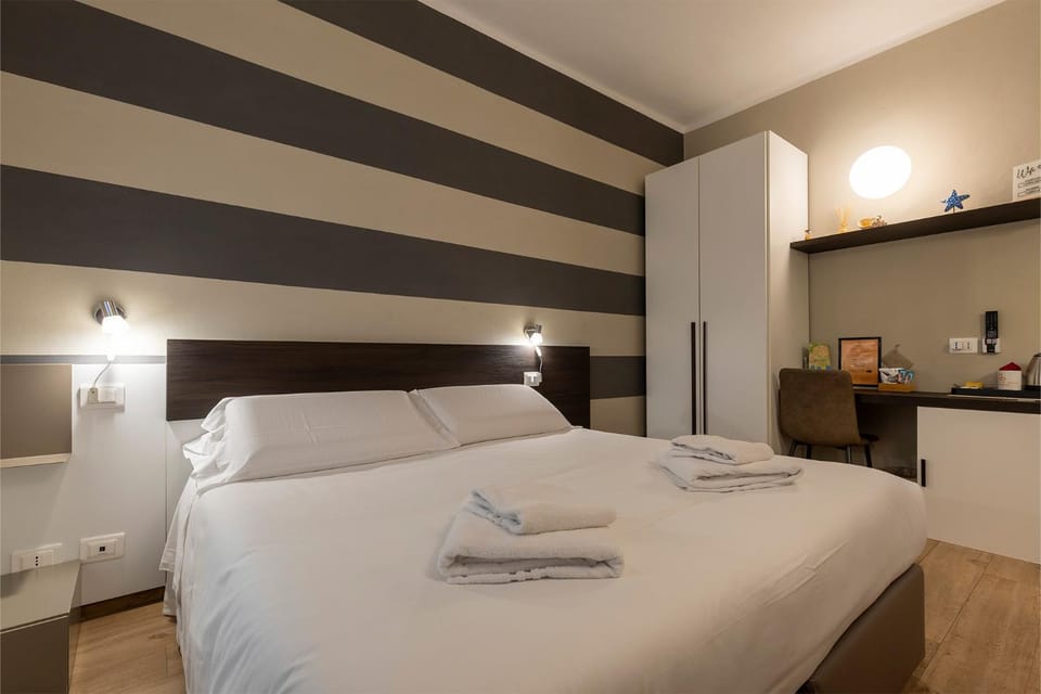 Bed, Photo of the whole room, Bedroom, towels