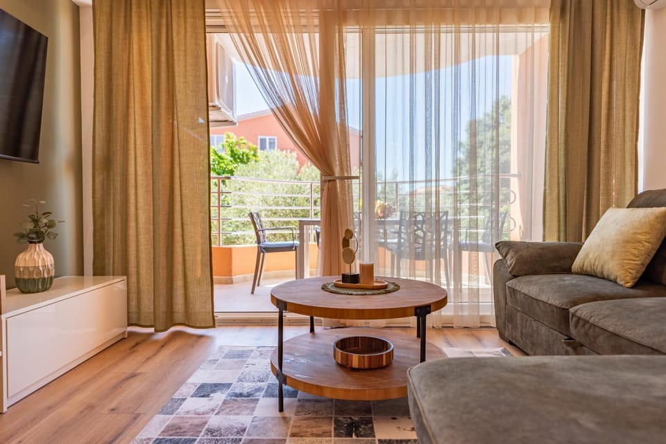 TV and multimedia, View (from property/room), Balcony/Terrace, Living room, Seating area