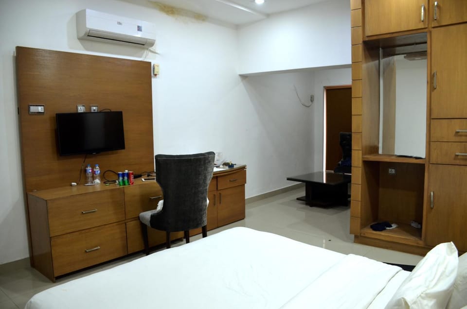Shower, Toilet, Bathroom, Living room, Photo of the whole room, Decorative detail, Bedroom