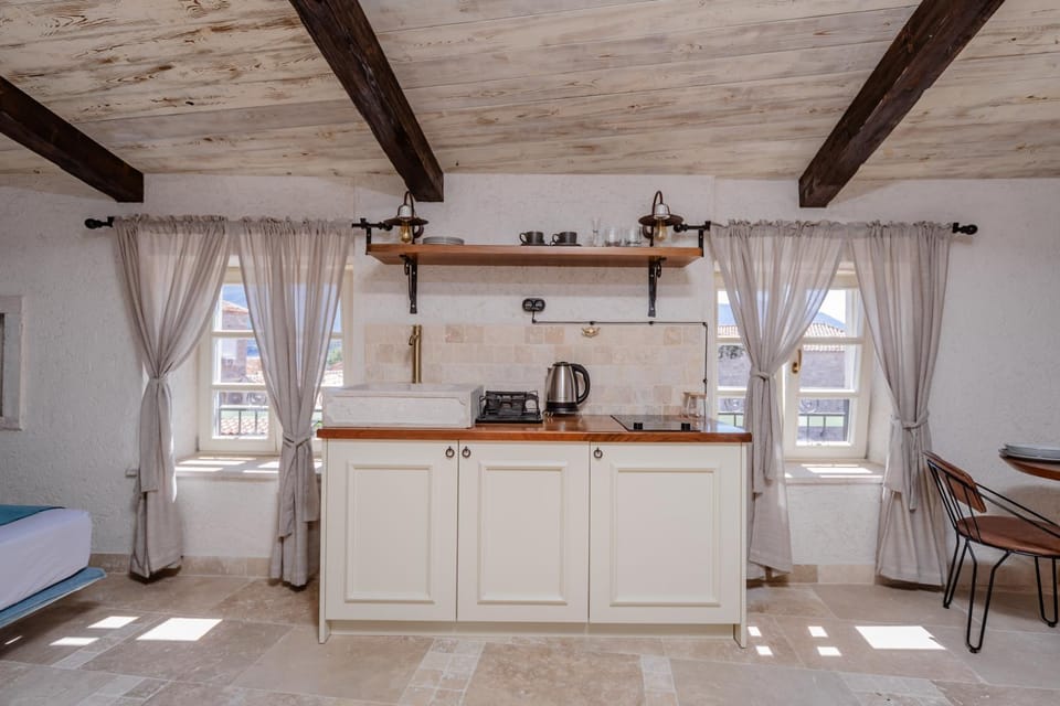 Coffee/tea facilities, Kitchen or kitchenette, Dining area, minibar, stove, toaster