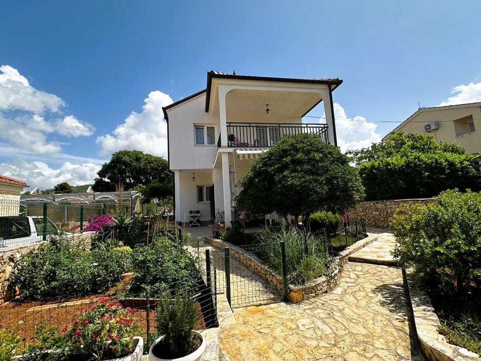 Property building, Balcony/Terrace, Garden view