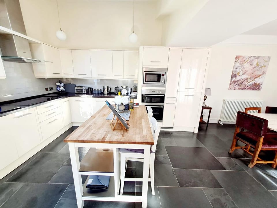 Kitchen or kitchenette, Dining area, dishwasher, microwave, oven, pet friendly, stove, toaster, washing machine, dryer