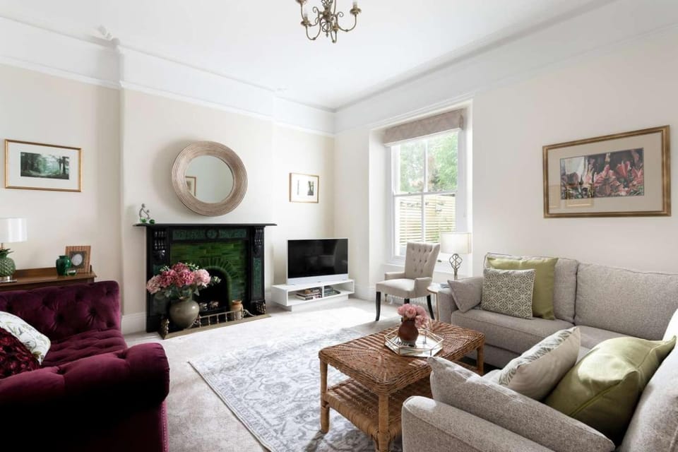 TV and multimedia, Living room, Seating area, Garden view