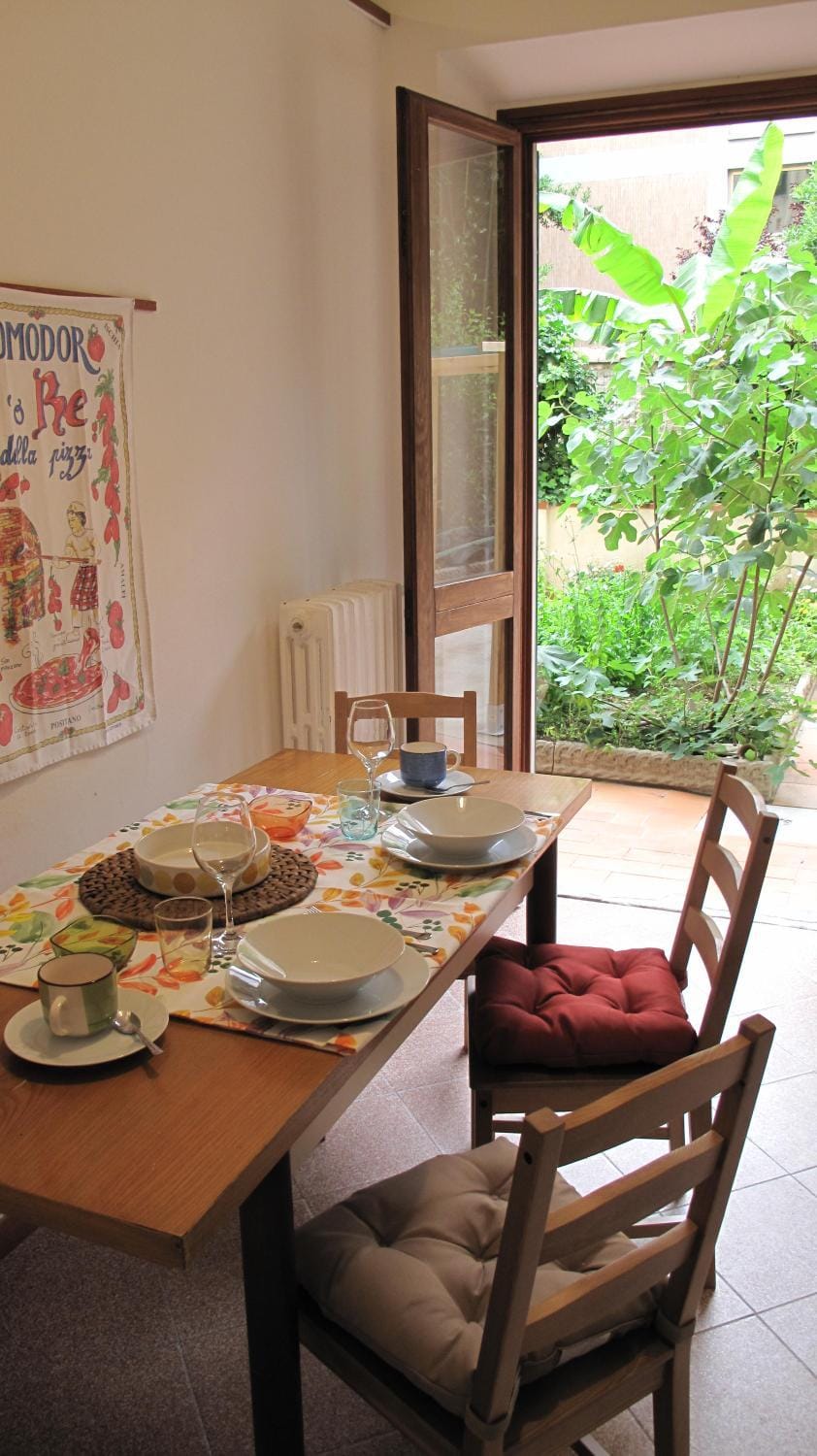 Food and drinks, Seating area, Dining area, Food