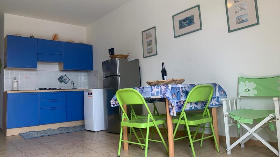 Kitchen or kitchenette, Dining area, stove