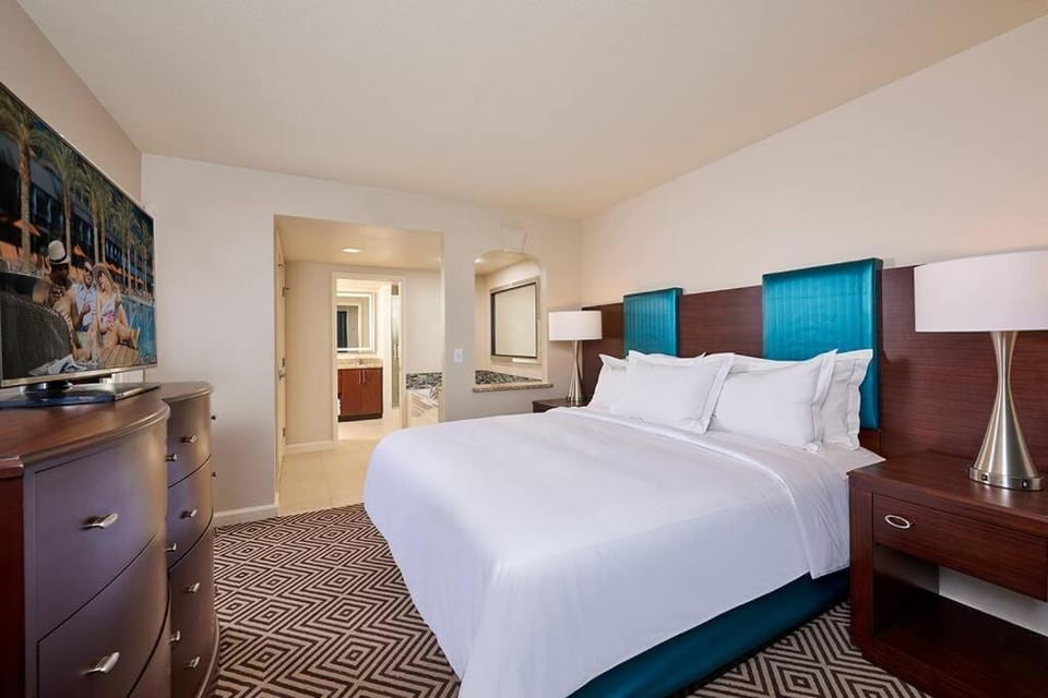 Bed, TV and multimedia, Bedroom