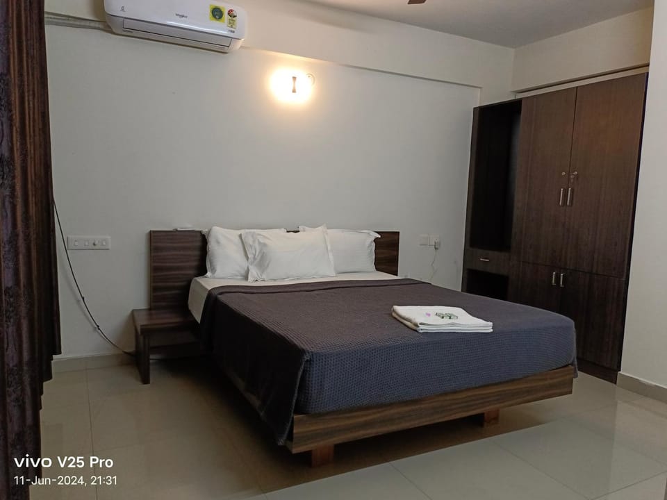 Bed, Photo of the whole room, Bedroom, towels, wardrobe, air conditioner