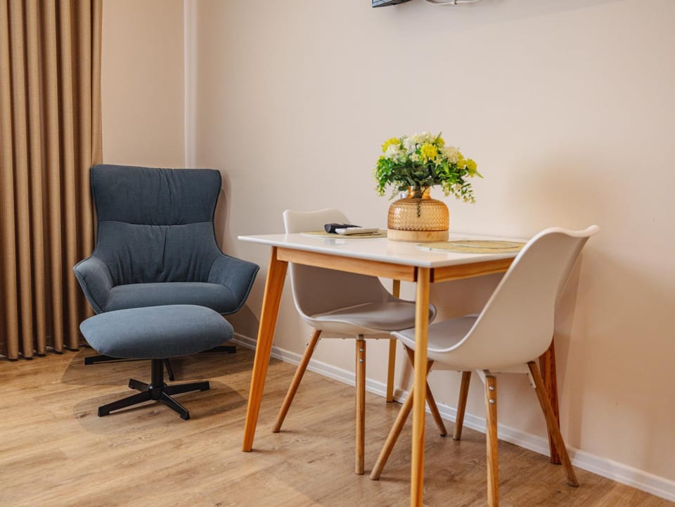 Seating area, Dining area