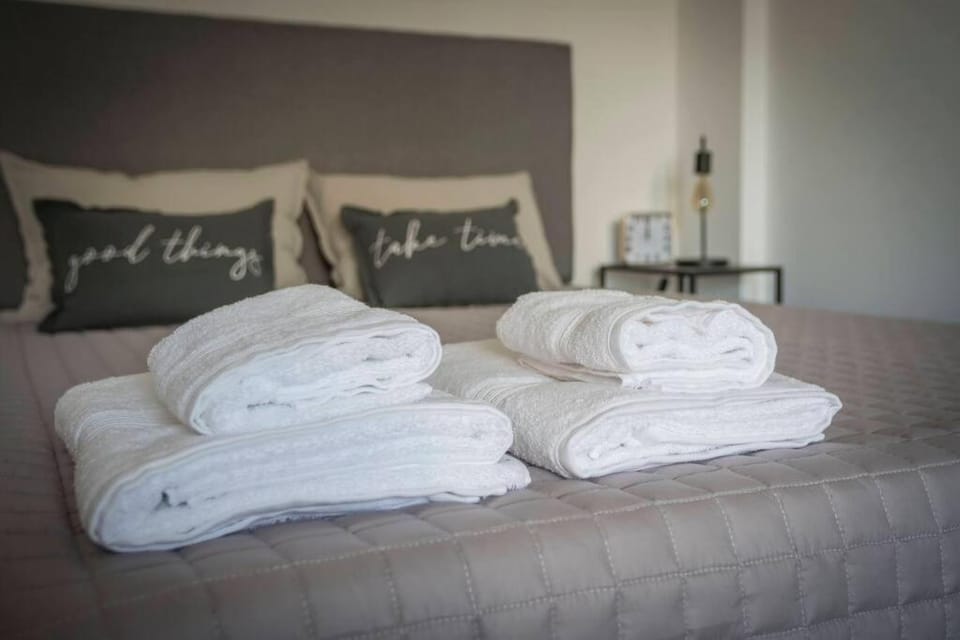 Bed, Bedroom, towels