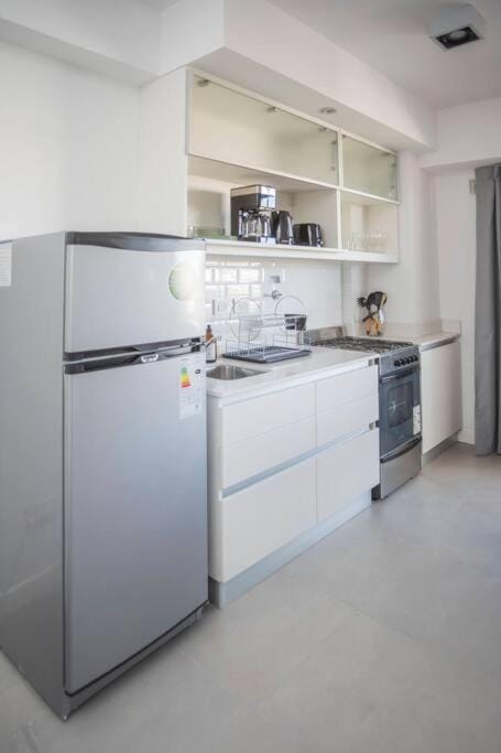 minibar, oven