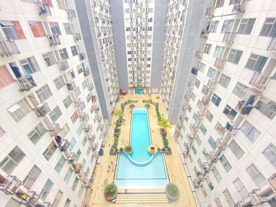 Property building, Bed, Swimming pool