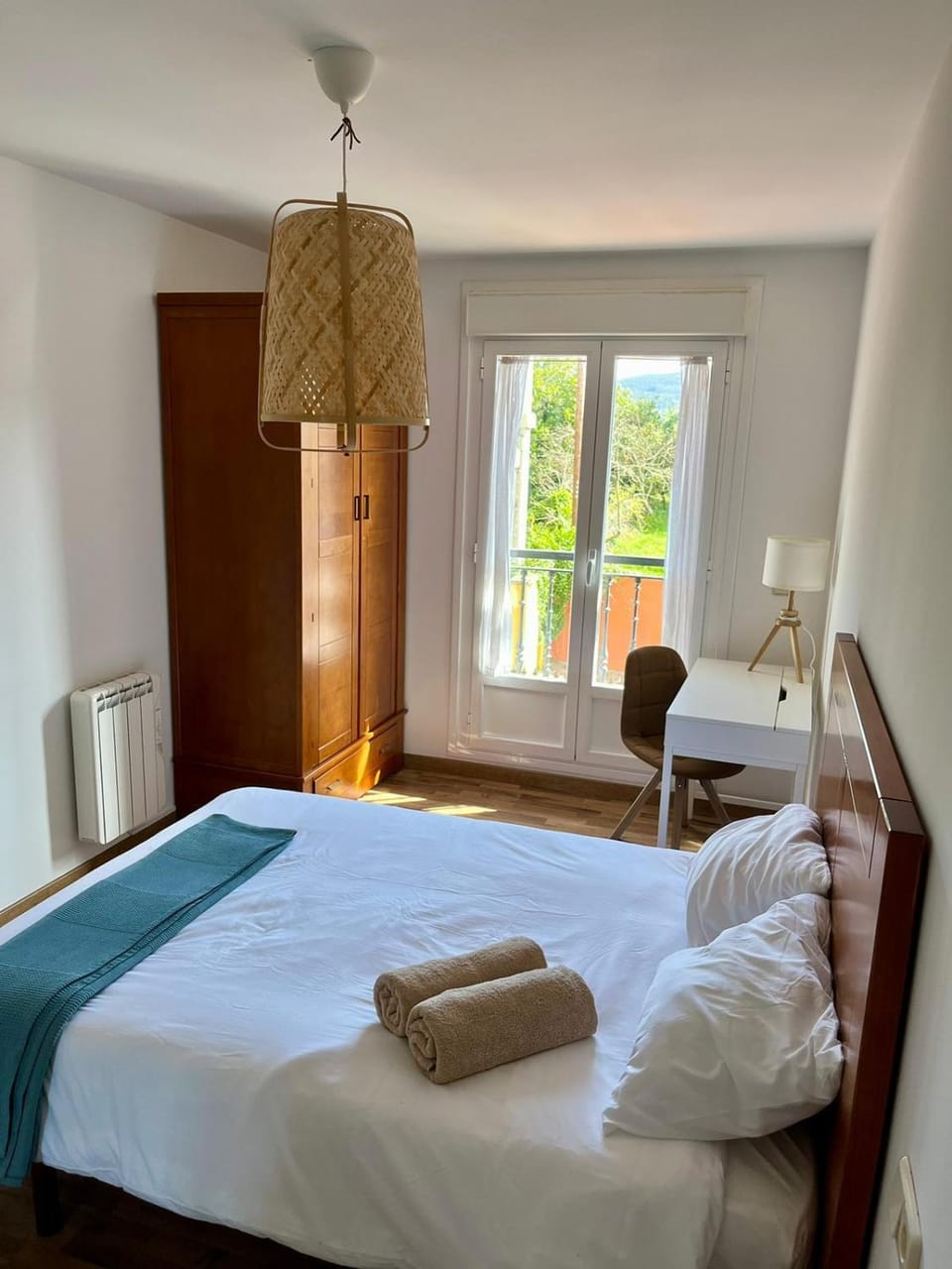 Photo of the whole room, towels, wardrobe