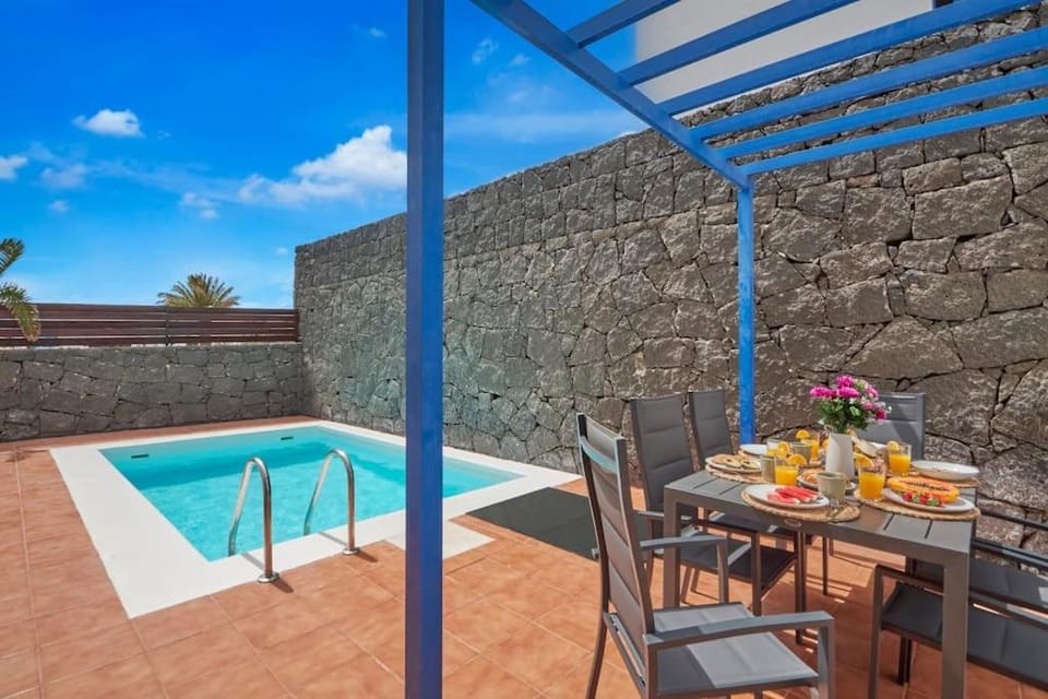 Villa María del Mar 2 Minutes to supermarkets, 10 minutes to Marina Rubicón, Pool, High Speed WiFi House in Playa Blanca
