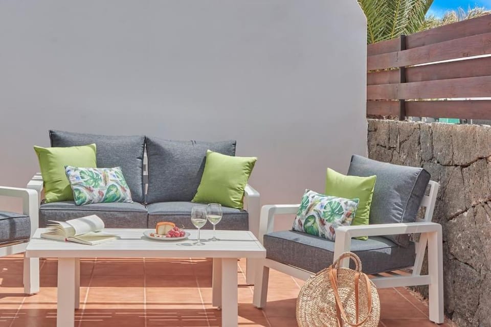 Villa María del Mar 2 Minutes to supermarkets, 10 minutes to Marina Rubicón, Pool, High Speed WiFi House in Playa Blanca