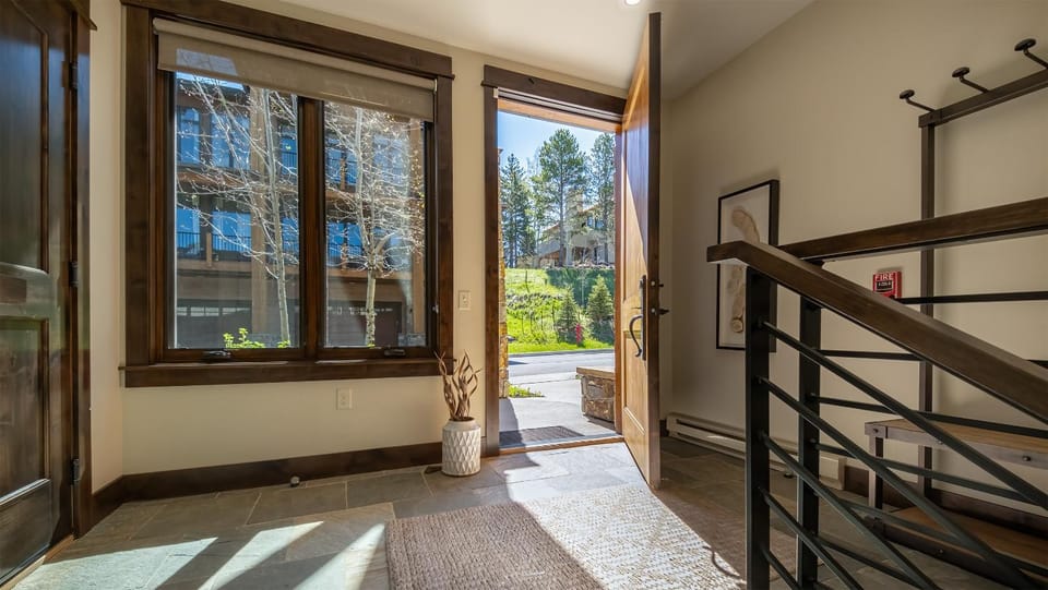 Facade/entrance, Neighbourhood, View (from property/room)