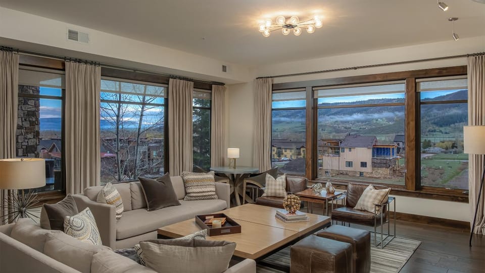 Neighbourhood, View (from property/room), Living room, Seating area, furniture