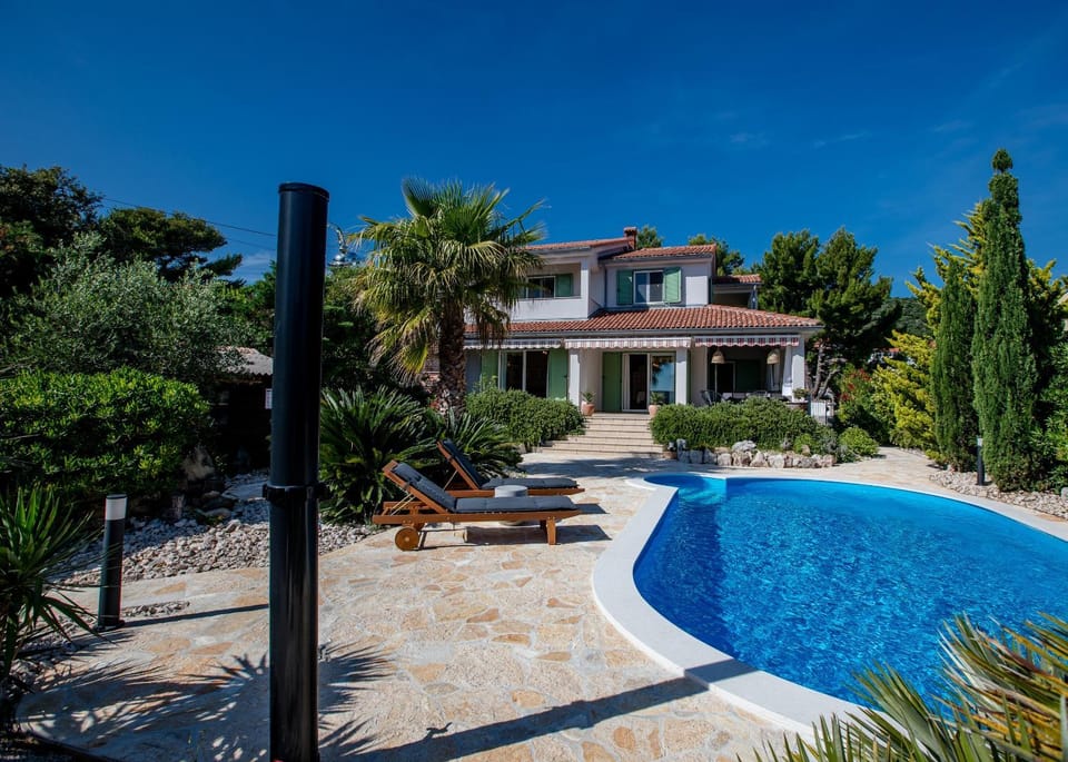 Property building, Garden, Garden, Pool view, Swimming pool, sunbed