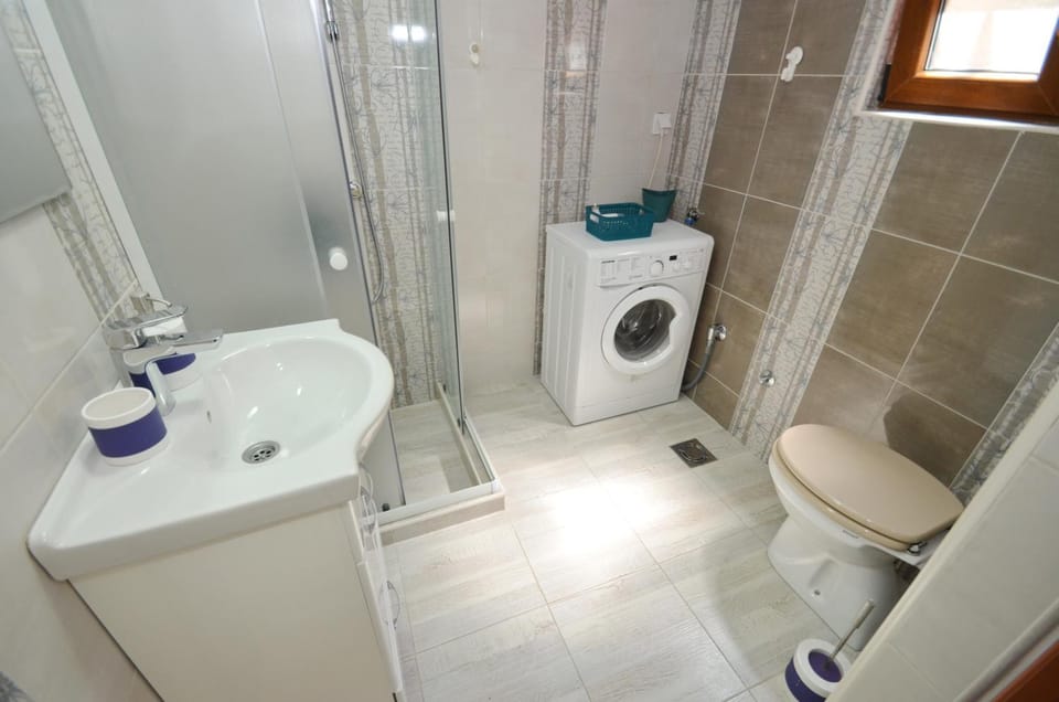 Bathroom, towels, washing machine