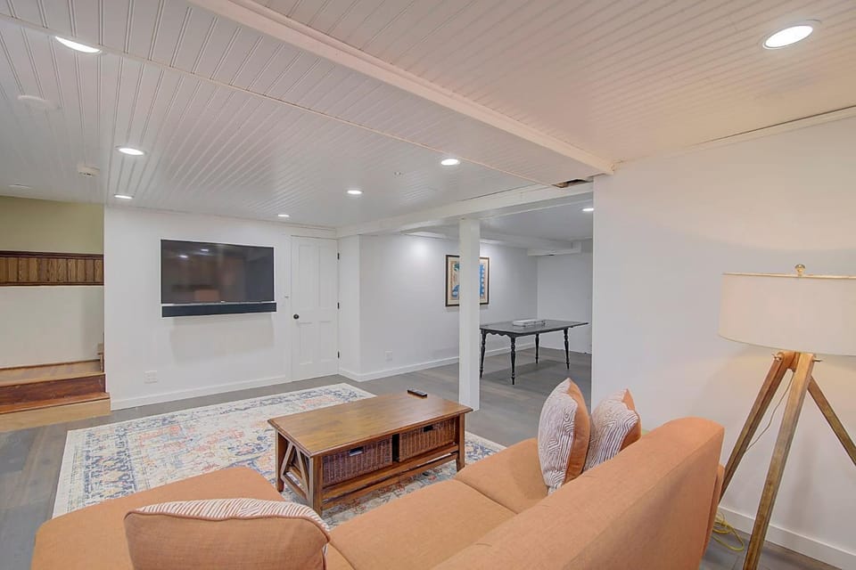 Chic Home Short Drive to Gray's Beach House in Yarmouth Port