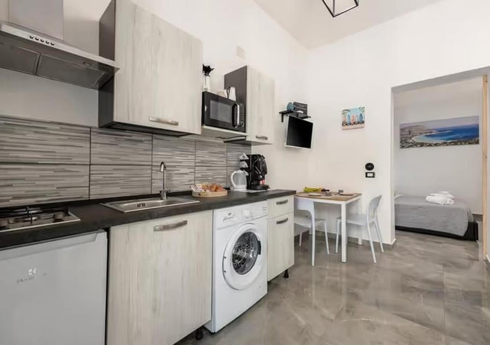 Kitchen or kitchenette, Dining area, minibar, oven, stove, toaster, washing machine