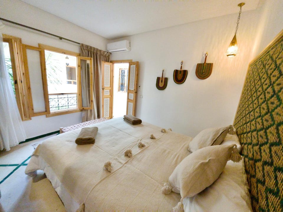 Bed, Photo of the whole room, Bedroom, air conditioner