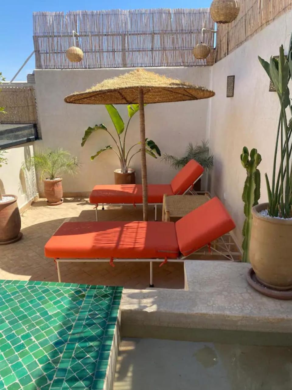 Patio, Swimming pool, sunbed