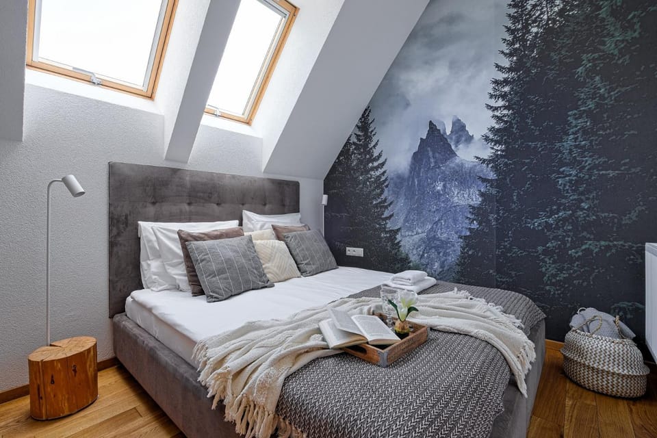 Bed, Photo of the whole room, Bedroom, towels