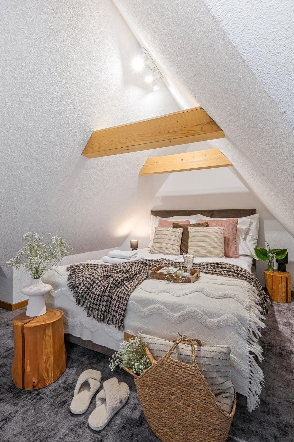 Bed, Photo of the whole room, Bedroom, towels