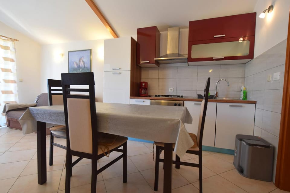 Kitchen or kitchenette, minibar
