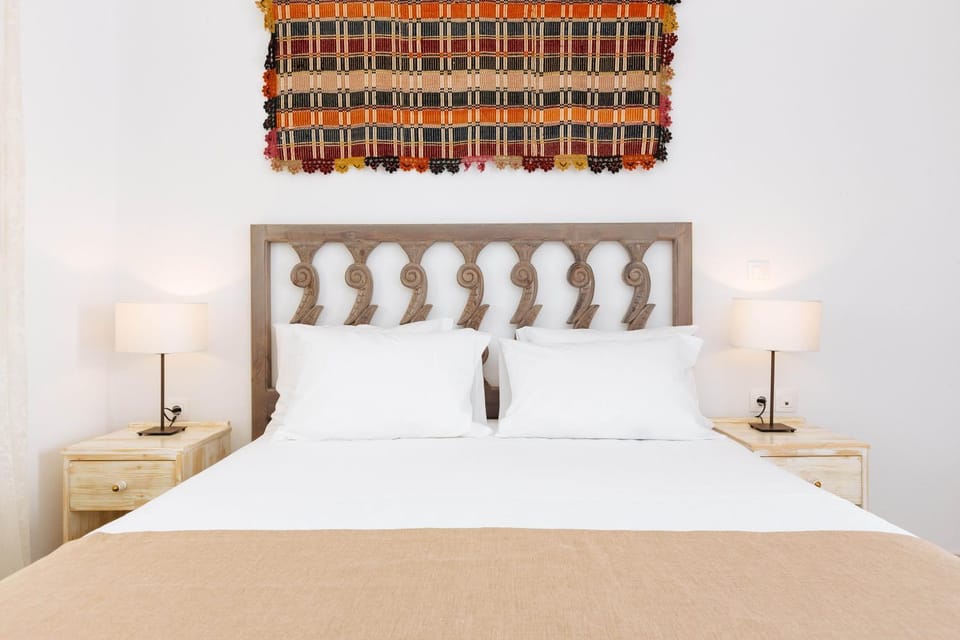 Property building, Bed, Bedroom