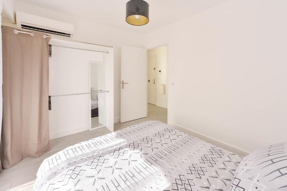 Bed, Bedroom, wardrobe, air conditioner