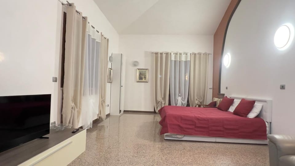 Bed, TV and multimedia, Bedroom