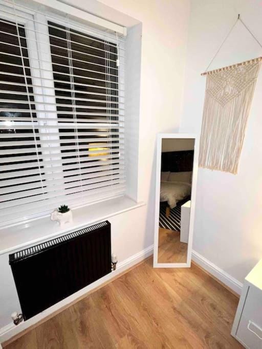 Manchester View Large 5BR town house Parking House in Prestwich