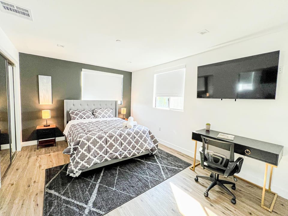 Bed, TV and multimedia, Photo of the whole room, Bedroom