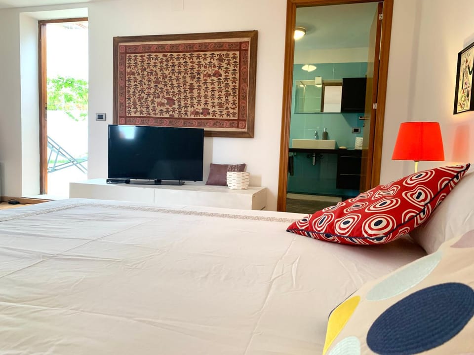 Bed, TV and multimedia, Photo of the whole room, Bedroom
