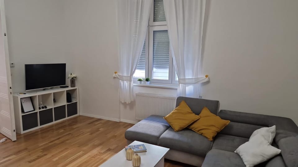Communal lounge/ TV room, Living room, Seating area