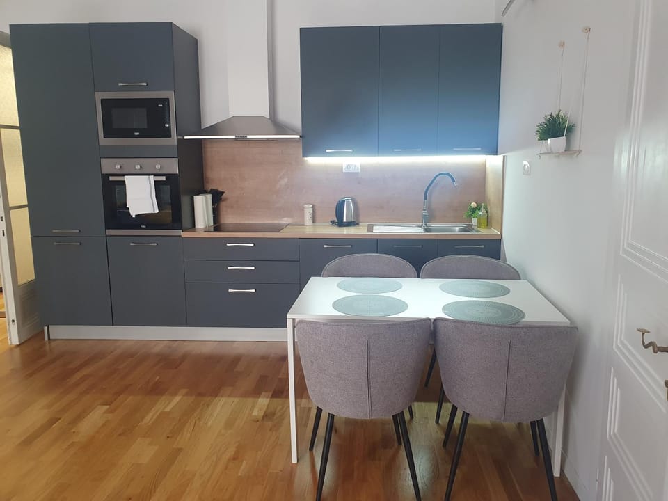 Coffee/tea facilities, Kitchen or kitchenette, Dining area, dishwasher, oven, stove, toaster