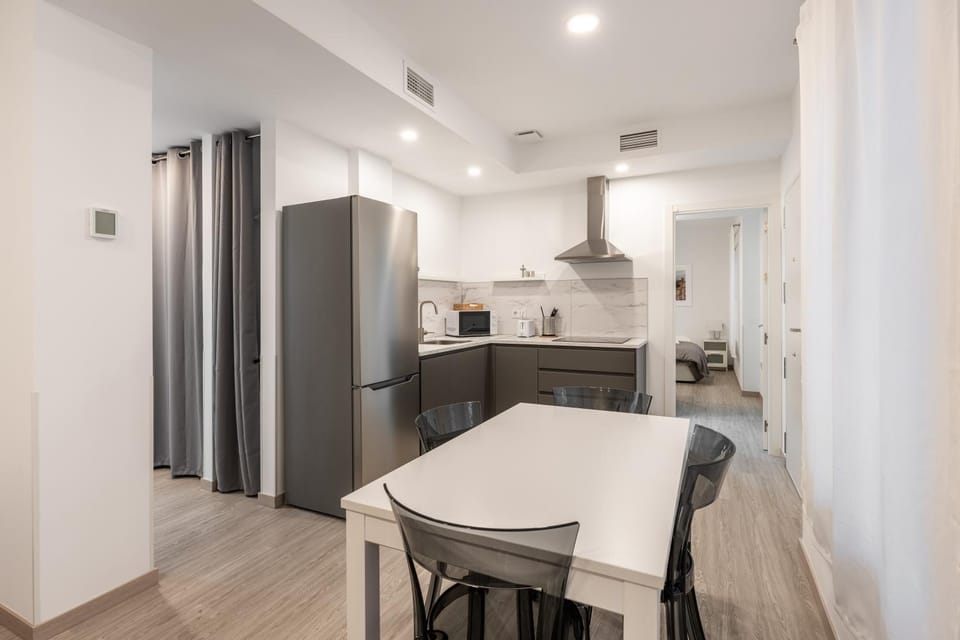 Kitchen or kitchenette, Dining area