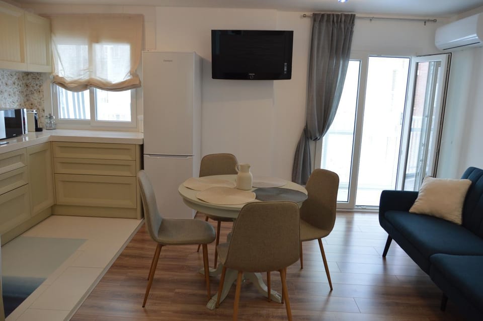 TV and multimedia, Coffee/tea facilities, Kitchen or kitchenette, Living room, Seating area, Dining area