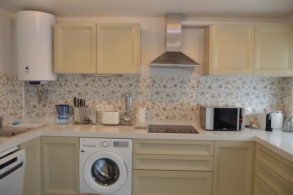 Coffee/tea facilities, dishwasher, microwave, stove, toaster, washing machine