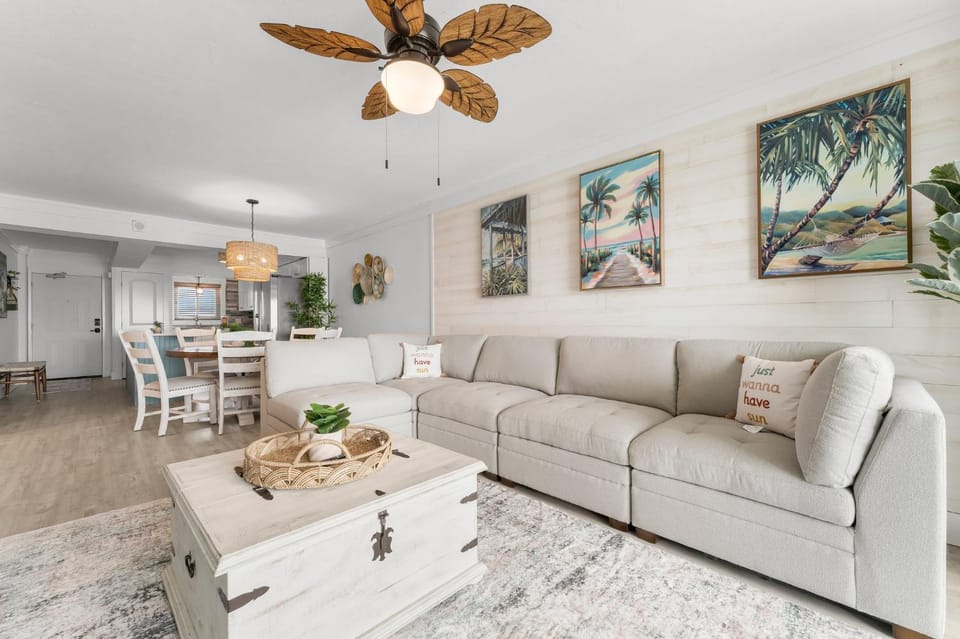 4 Loungers 2 Umbrellas Inlc Peak Season Beachfront Apartment hotel in Lower Grand Lagoon