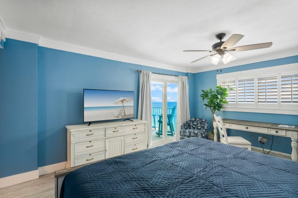 4 Loungers 2 Umbrellas Inlc Peak Season Beachfront Apartment hotel in Lower Grand Lagoon