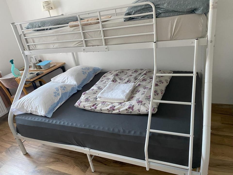 Bed, Bedroom, bunk bed, towels