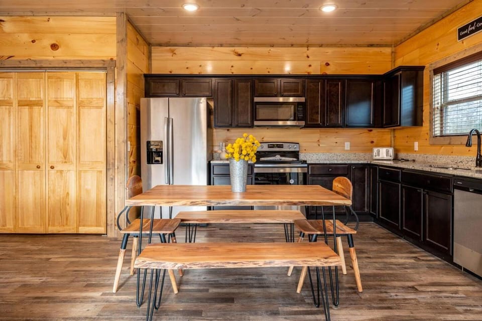 Kitchen or kitchenette, Dining area
