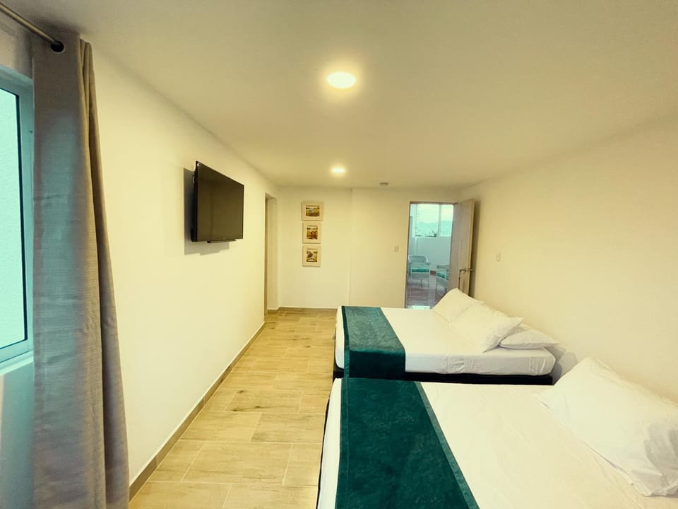Bed, TV and multimedia, Photo of the whole room, Bedroom, towels