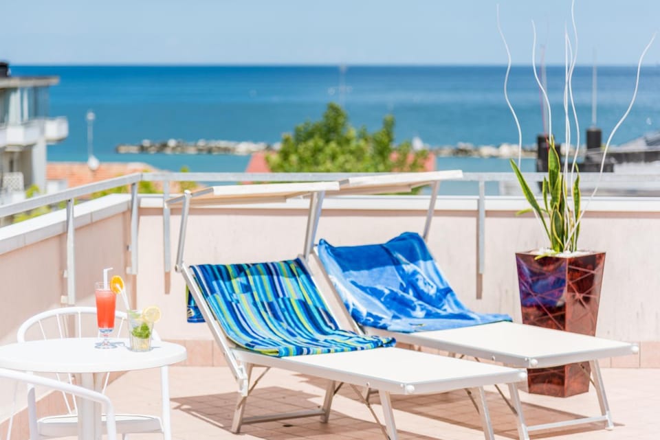 View (from property/room), Balcony/Terrace, Sea view, sunbed