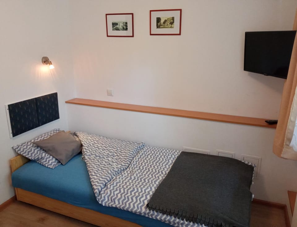 Bed, TV and multimedia, Photo of the whole room