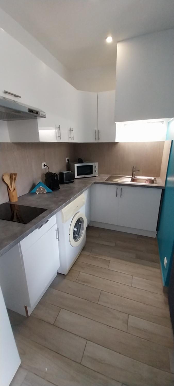 Kitchen or kitchenette, stove, washing machine