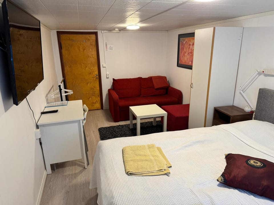 TV and multimedia, Seating area, Bedroom, wardrobe