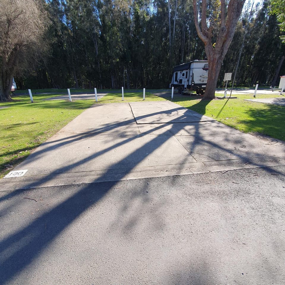 Pleasurelea Tourist Resort & Caravan Park Campground/ 
RV Resort in New South Wales
